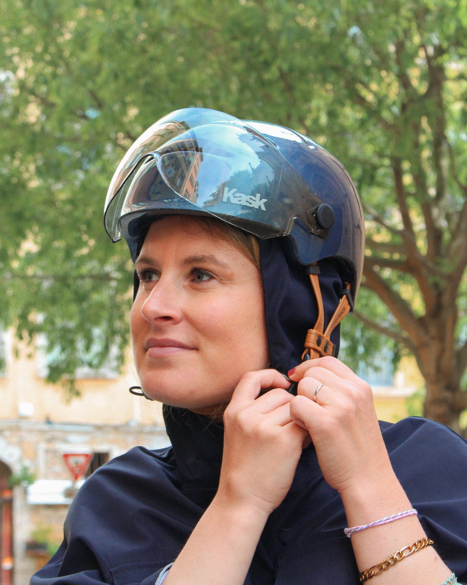capuche avec visiere ajustée de la cape de pluie pour la porter sous le casque. assure visibilité et sécurité à vélo - euphrosyne