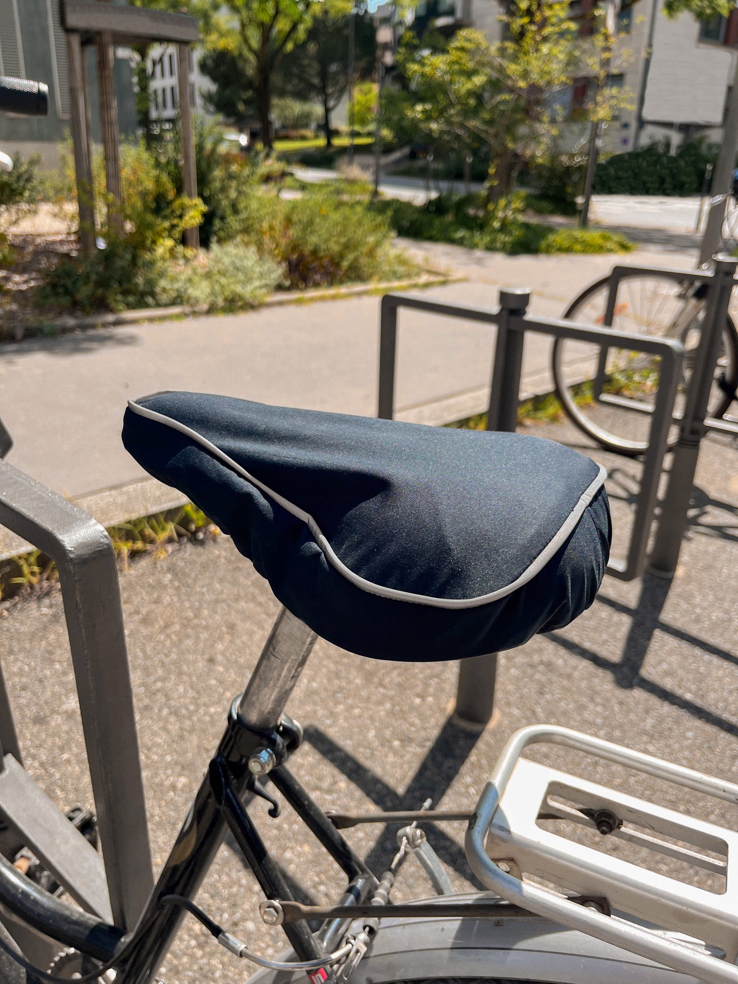 couvre-selle imperméable bleu-marine avec bandes réfléchissantes