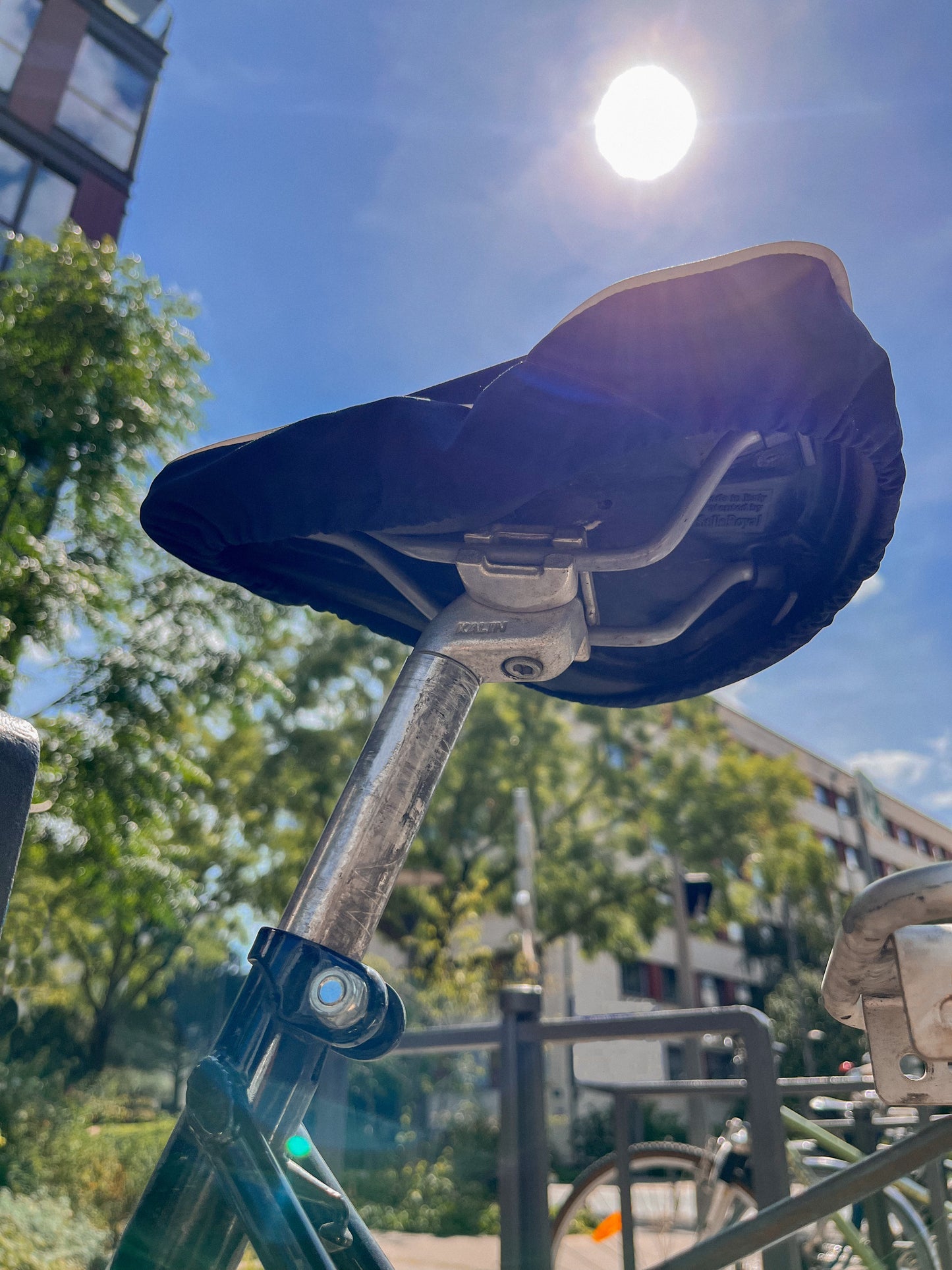 couvre-selle imperméable bleu marine avec élastique de maintien