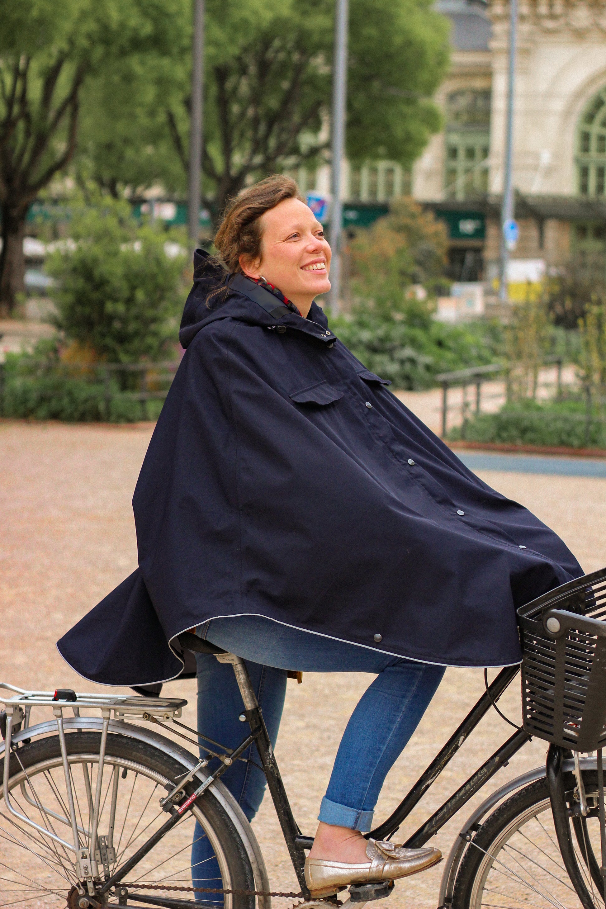 Cape de pluie pour femme à vélo bleue - euphrosyne